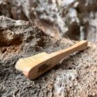 Cepillo en uso sobre roca natural