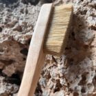 Cepillo en uso sobre roca natural