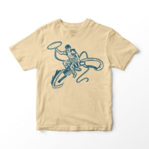 Vista frontal de la playera cowboy con diseño central de vaquero escalador montando un mosquetón.