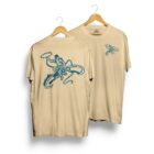 Playera cowboy escalador en percha, con diseño grande en la espalda y versión pequeña al frente.