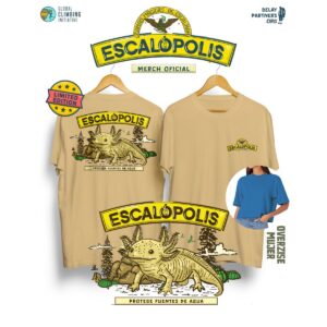 Playera edición limitada Escalópolis color beige con ilustración de ajolote y mensaje “Protege fuentes de agua”.