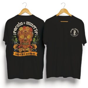 Playera negra con calavera de cempasúchil en la espalda y logo esqueleto al frente.