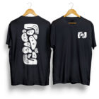 Playera negra Totem Holds de Belay Partners con diseño de tótem de agarres; vista frontal y trasera en ganchos.