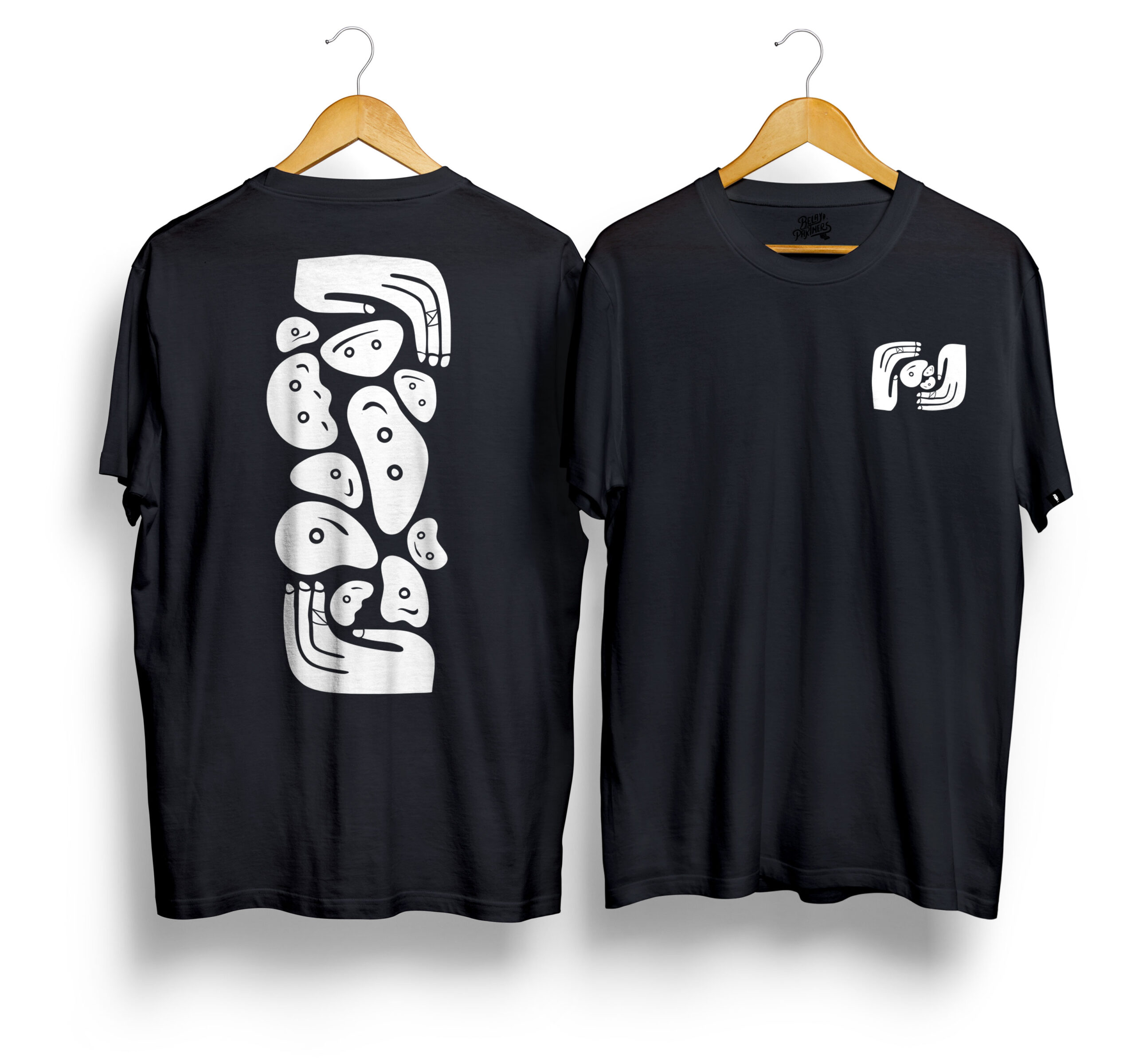 Playera negra Totem Holds de Belay Partners con diseño de tótem de agarres; vista frontal y trasera en ganchos.