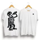Vista frontal y trasera de playera blanca de escalada con diseño negro de esqueleto escalador hidratándose.