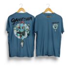 Mockup de playera Ganesha azul petróleo con diseño grande en espalda y detalle frontal para escaladores