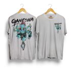 Mockup de playera Ganesha gris claro con ilustración de escalada en espalda y detalle frontal
