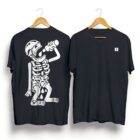 Vista frontal y trasera de playera negra de escalada con diseño grande de calaca escaladora bebiendo agua en la espalda.