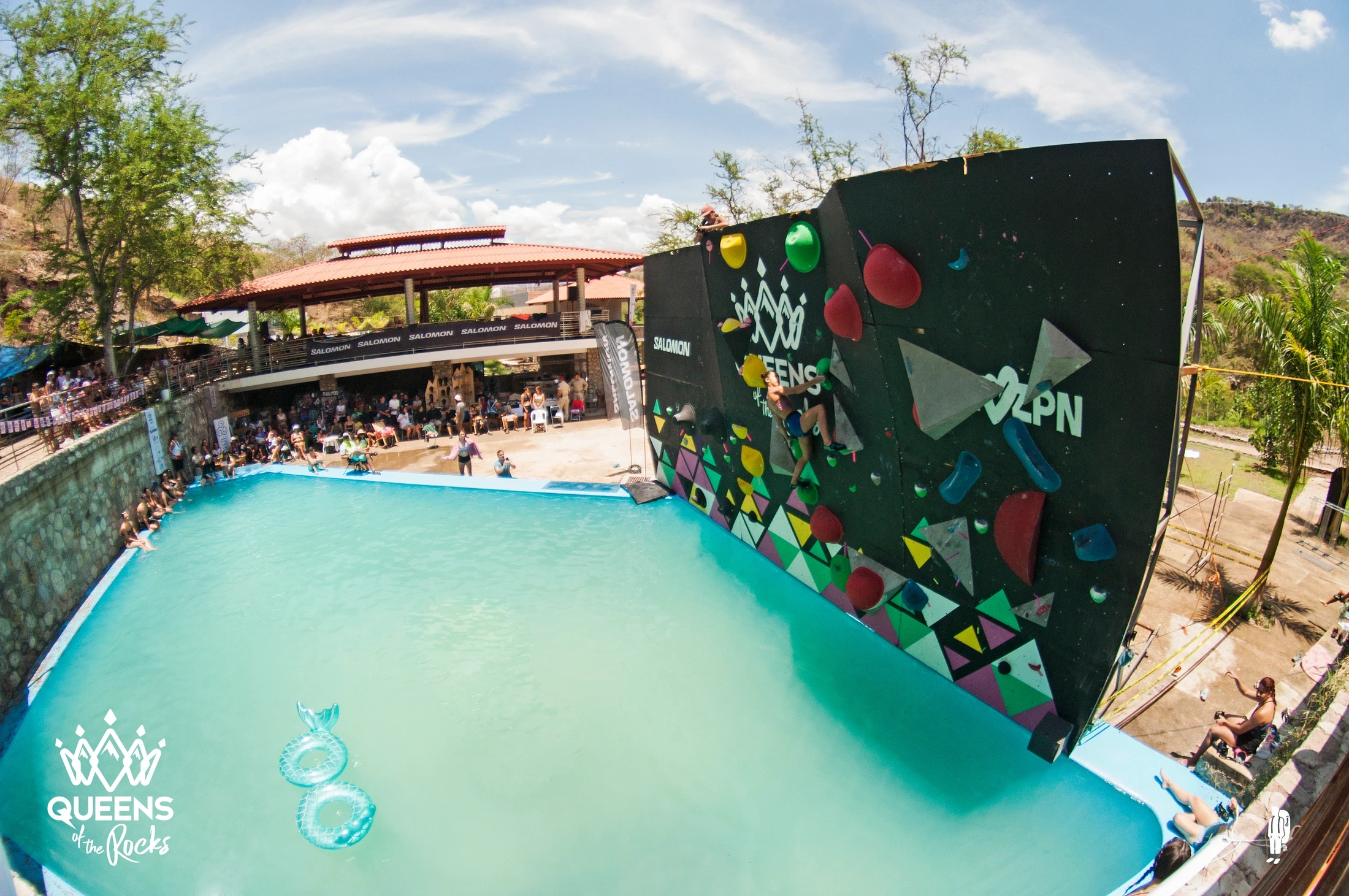 Escalada sobre la piscina · cobertura fotográfica