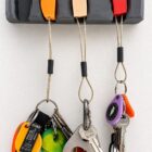Portallaves Key Holder Nuts montado en pared con llaveros tipo nut y llaves.