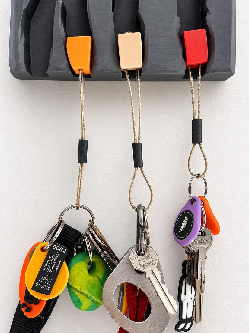 Portallaves Key Holder Nuts montado en pared con llaveros tipo nut y llaves.
