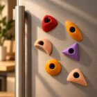 Vista decorativa de seis magnéticos con forma de presas de escalada en un refrigerador
