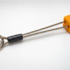 Llavero naranja de nut de escalada con cable metálico cubierto y anilla para llaves
