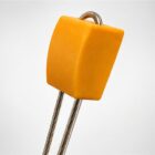 Detalle del cuerpo naranja en impresión 3D de un llavero de nut de escalada
