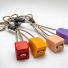 Llaveros con forma de nuts de escalada en rojo, naranja, durazno y violeta