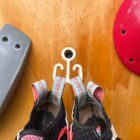 Detalle del doble gancho Rack Shoes para organizar calzado de escalada